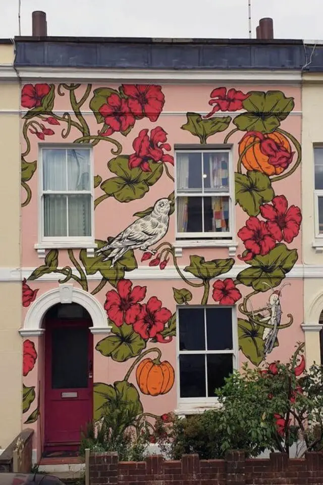 maison de ville classique et élégante décor façade peinture fond rose oiseaux plantes et fleurs street art 