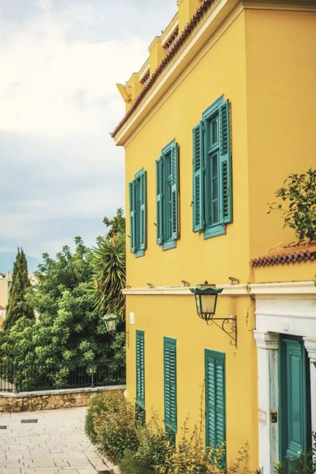 peinture maison façade extérieure couleur jaune et volet vert association colorée classique