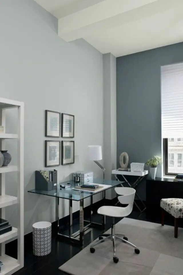 couleur pour bureau a domicile bleu et gris espace de travail verre et chromé ambiance masculine 