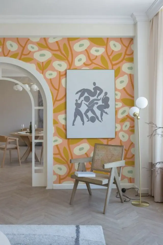 couleur pour bureau a domicile papier peint fond corail motif jaune et blanc déco murale originale 