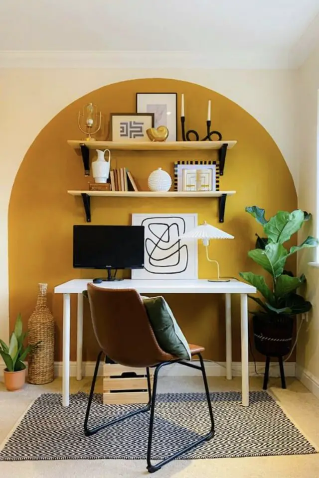 couleur tendance bureau a domicile jaune arche peinture idée originale étagères 