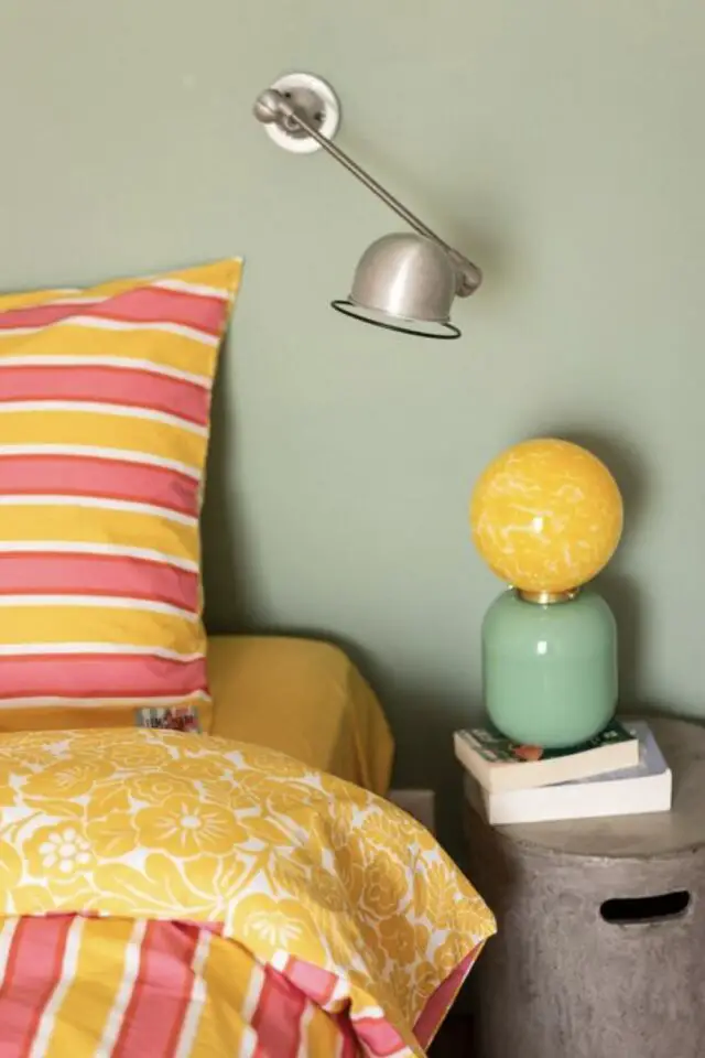 décoration de chambre adulte mur vert sauge parue de lit jaune et corail 