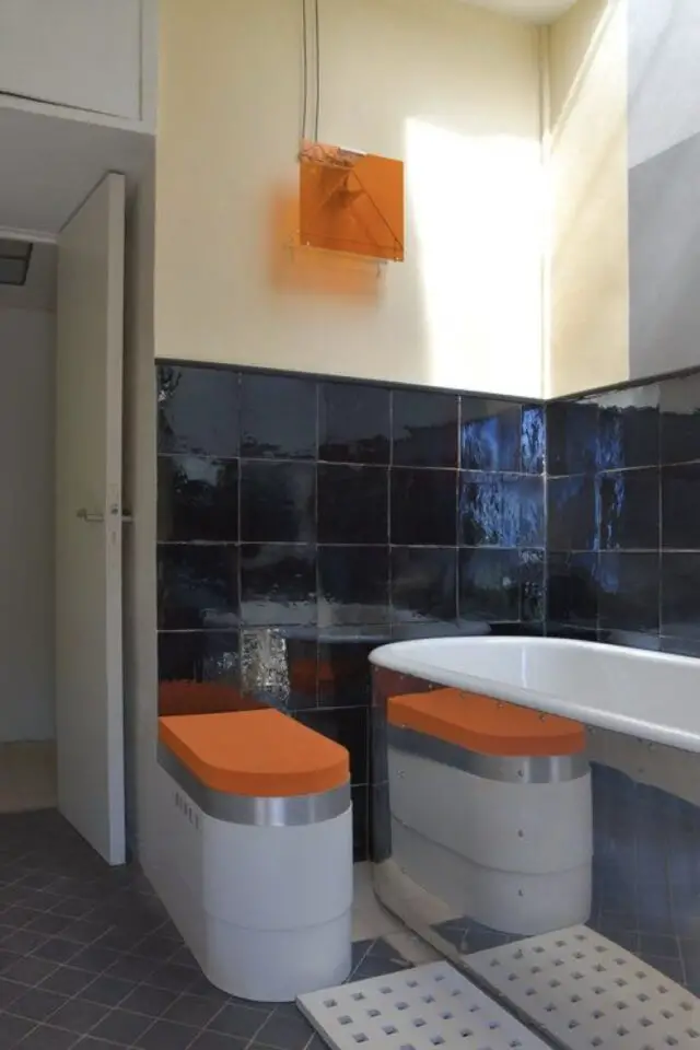 design histoire Eileen Gray salle de bain villa E-1027 carrelage bleu détail orange 