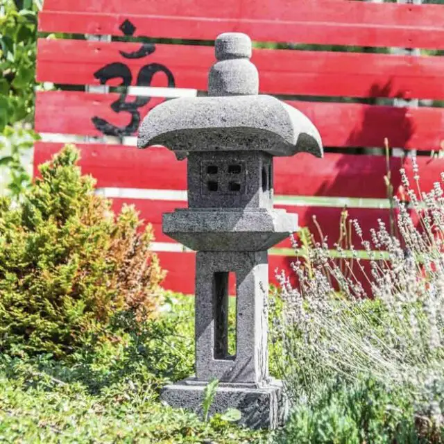 Lanterne japonaise en pierre de lave pagode