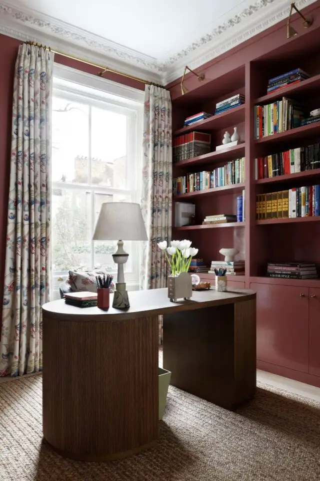 maison ancienne couleur moderne bureau à domicile élégant couleur bordeaux grande bibliothèque moulures plafond