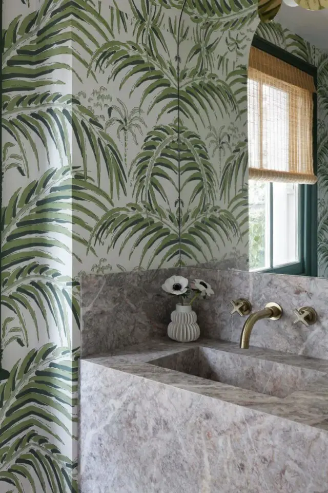 maison ancienne couleur moderne salle de bain secondaire vasque grise en pierre papier peint tropical vert et blanc