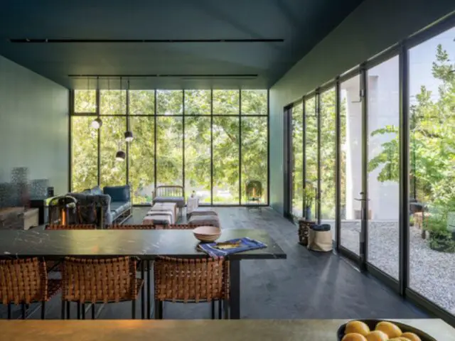 maison bungalow moderne grande pièce de vie cuisine salon salle à manger baies vitrées et portes vitrées XXL vue sur le jardin 