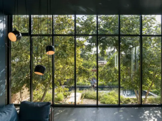 maison bungalow moderne baie vitrée moderne menuiserie métal noir alternative cloison pleine mur 