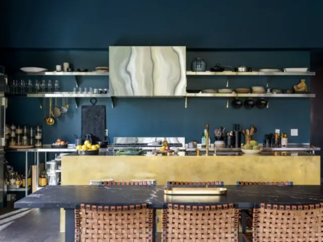 maison bungalow moderne cuisine ouverte salle à manger peinture murale bleue nuit chic et élégant 