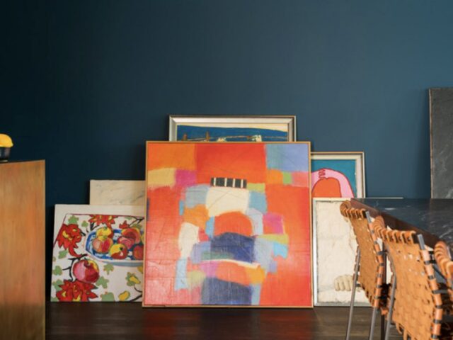 maison bungalow moderne tableaux colorées toiles peintes abstraites posées au sol 