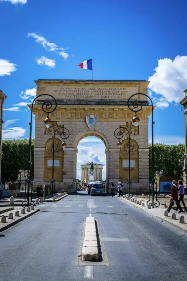 montpellier visite architecture histoire patrimoine arc de triomphe à voir découverte vacances en France 