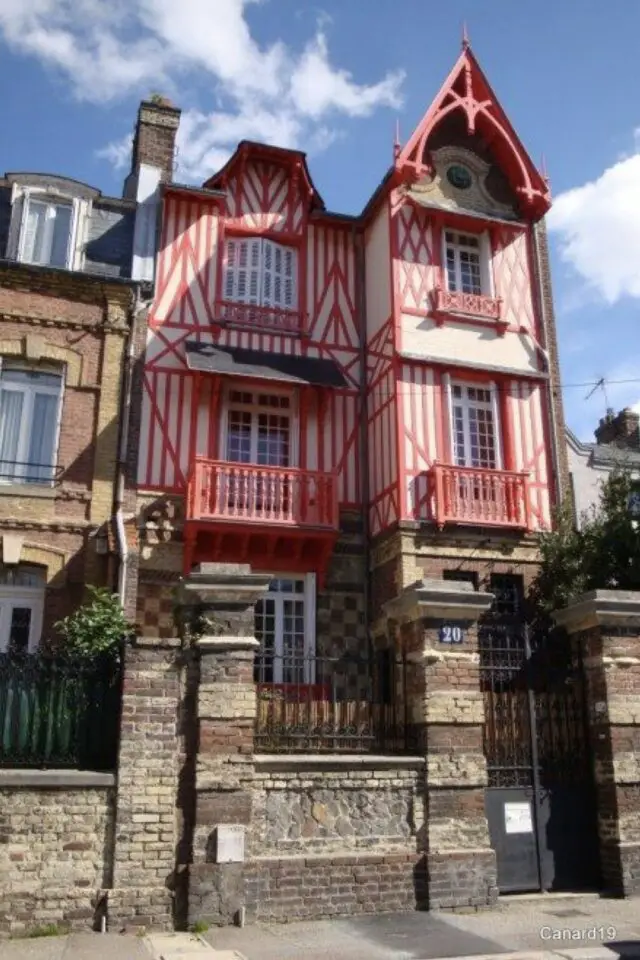 patrimoine architecture le havre France maison ancienne à colombage rouge façade à voir