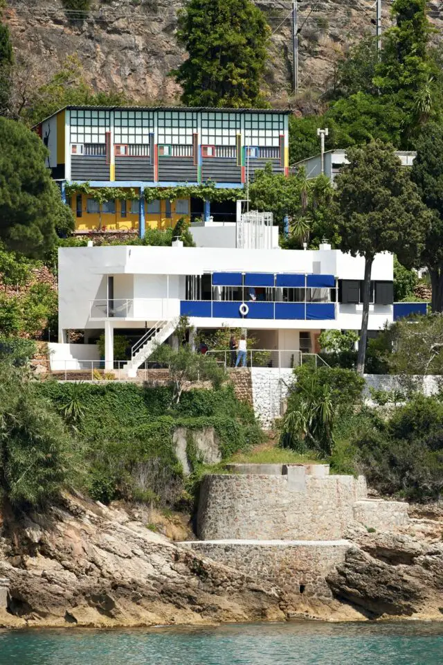 portrait designer architecte Eileen Gray extérieur vue design bleu et blanc modernisme 