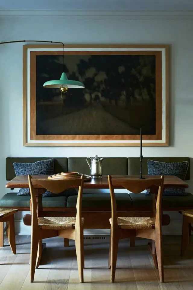 rénovation maison 1900 lumineuse coin repas cuisine banquette ancienne en cuir vert  chaises bois 