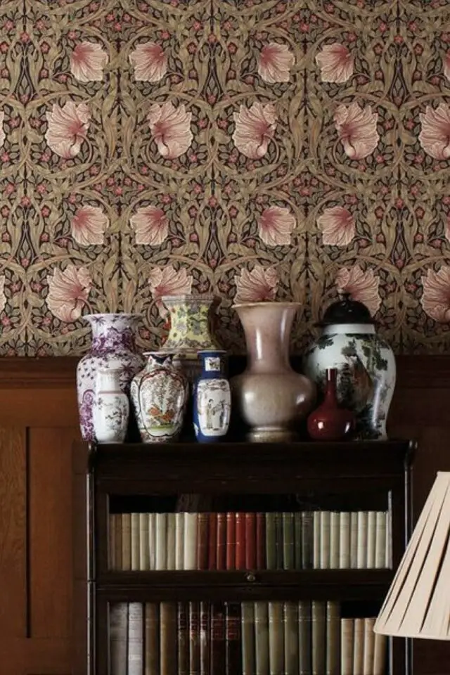 style et couleur bureau a domicile papier peint floral William Morris Arts and Craft ambiance classique chic Regencycore 