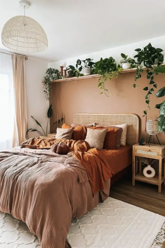 décoration chambre adulte tête de lit cannage mur terracotta étagère plantes vertes 
