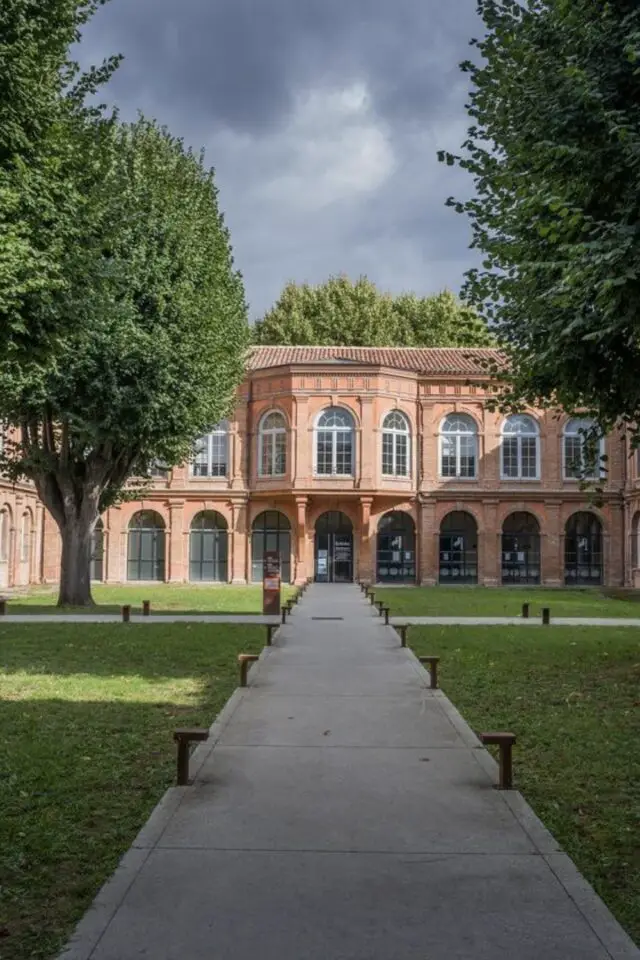 toulouse patrimoine a decouvrir hôpital brique jardin façade patrimoine culture vacances week-end