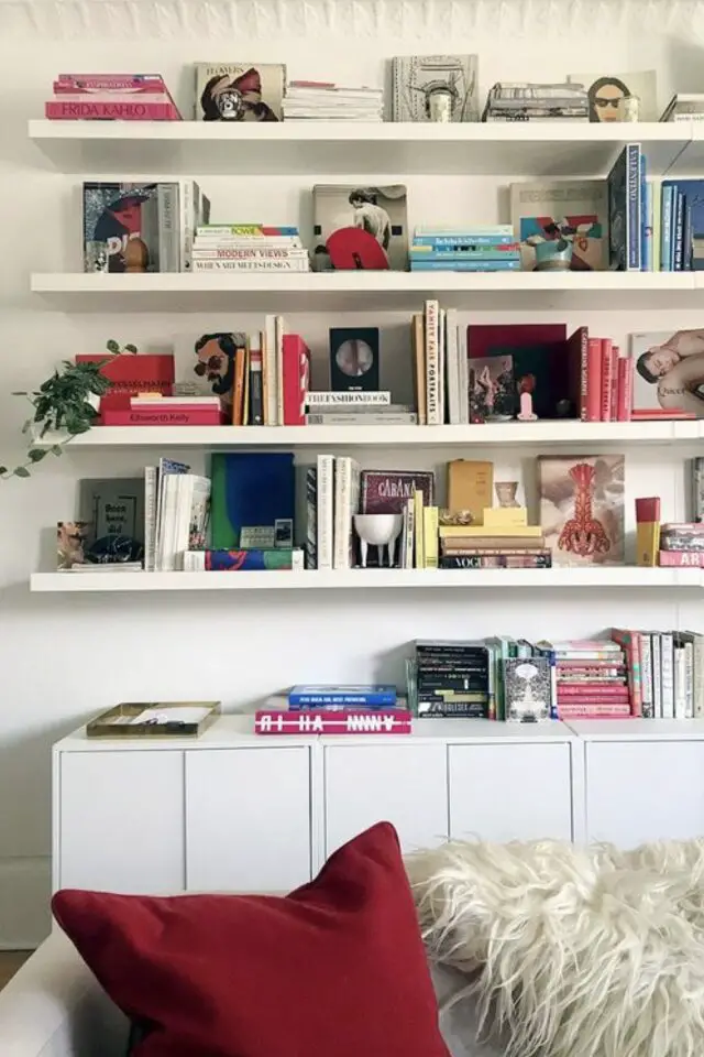 aménagement esthétique bibliothèque créer un rythme en positionnant les livres différemment et par couleur avec petite plantes et objets déco 