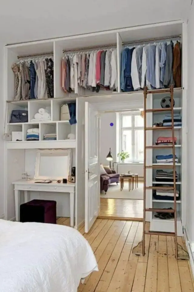 aménager un dressing sur mesure conseils autour de la porte de chambre habillage mur blanc penderie avec échelle original petite coiffeuse 