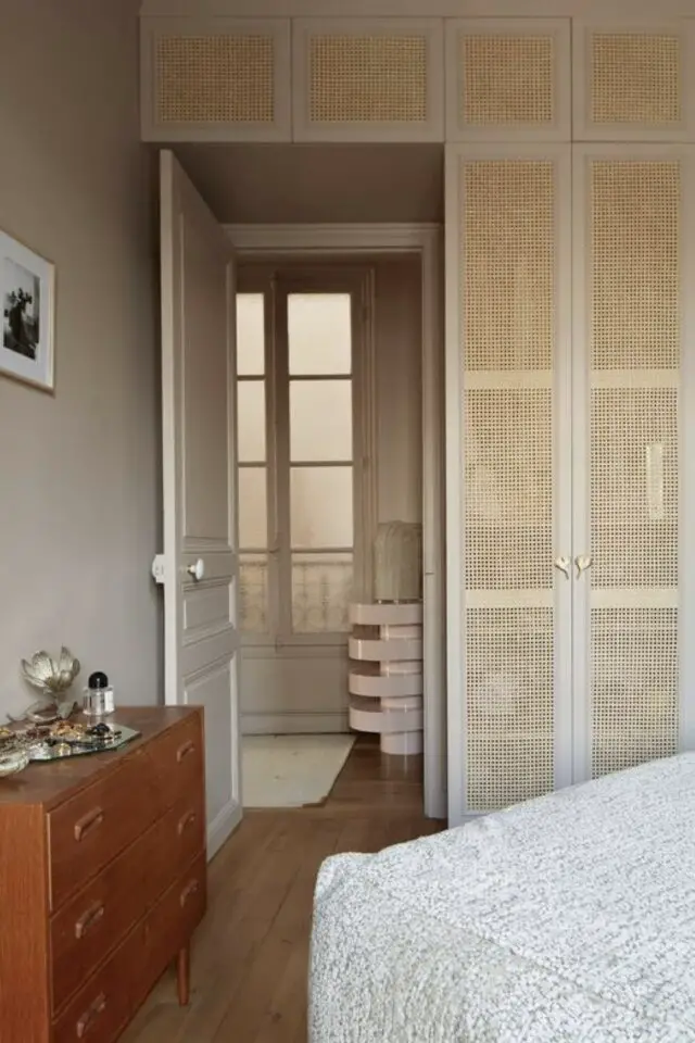 aménager un dressing sur mesure conseils autour de la porte placard fermé porte moderne en cannage élégant solution rangement chambre à coucher 