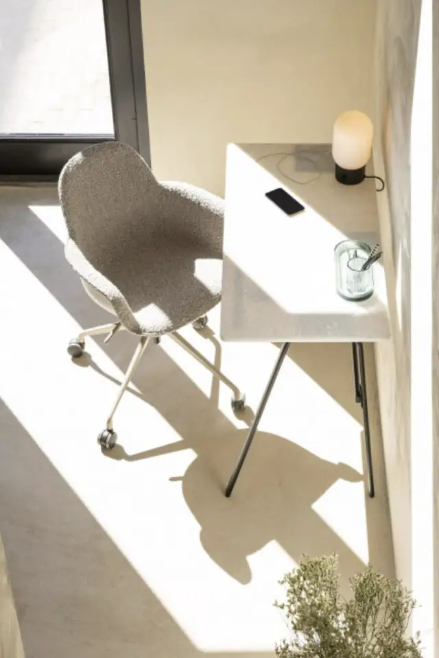 Chaise de bureau en tissu bouclette avec accoudoirs pivotante à roulettes