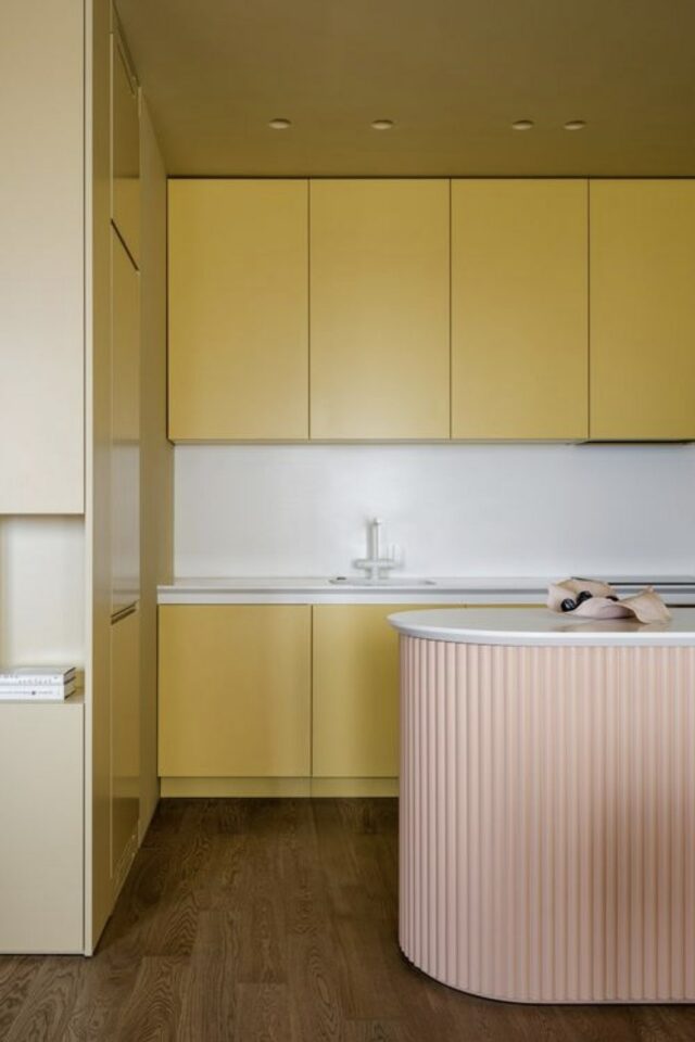 couleur déco cuisine jaune moderne façade de meuble épuré et coloré îlot rose cannelé 