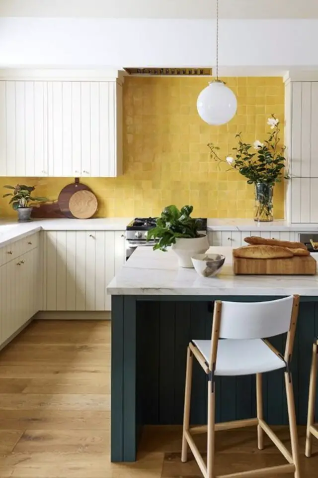 couleur déco cuisine jaune carrelage mural coloré zellige moderne ambiance chic et contemporaine 