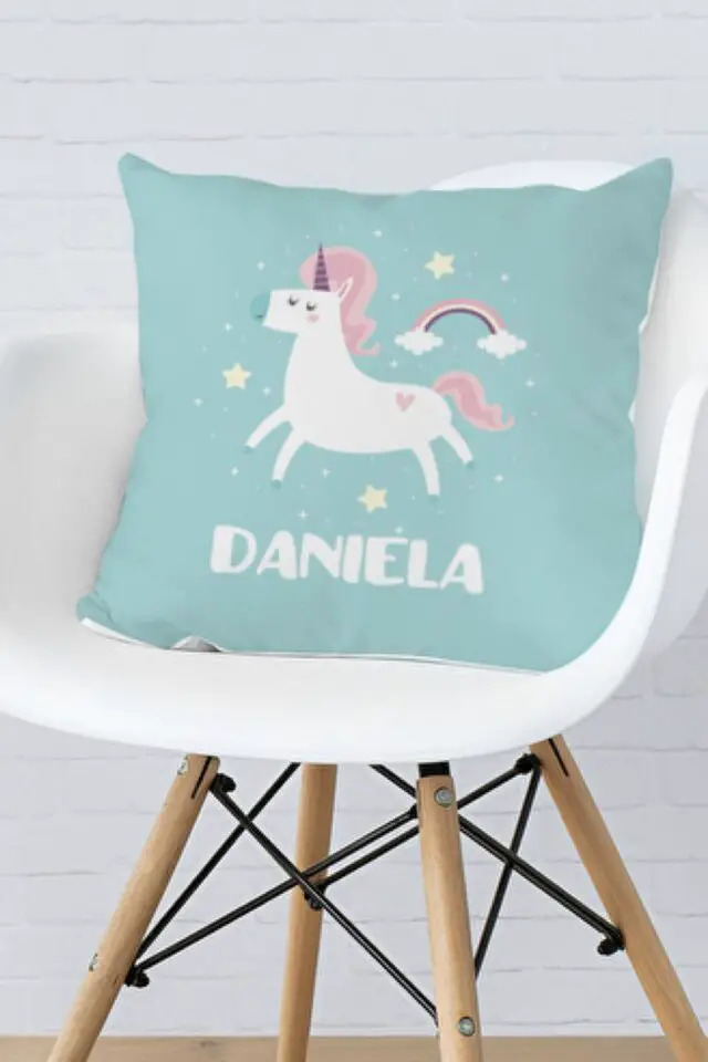 coussin personnalisé décoration naissance cadeau bébé prénom licorne 