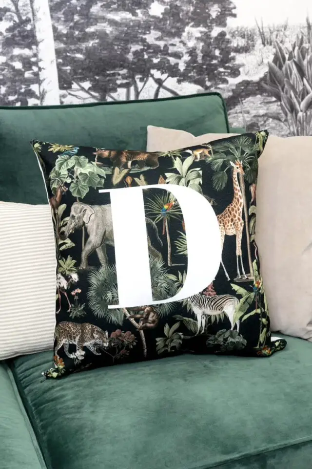 coussin personnalisé décoration style jungle tropicale initiale idée originale déco salon séjour moderne 