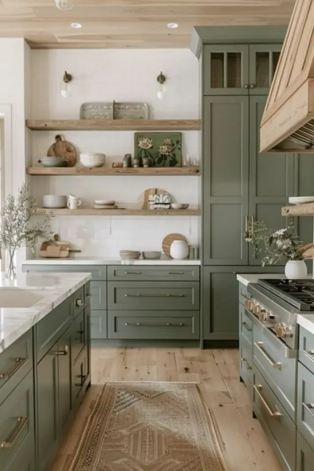 cuisine couleur verte exemple sauge blanc et bois chic et moderne nature parquet 