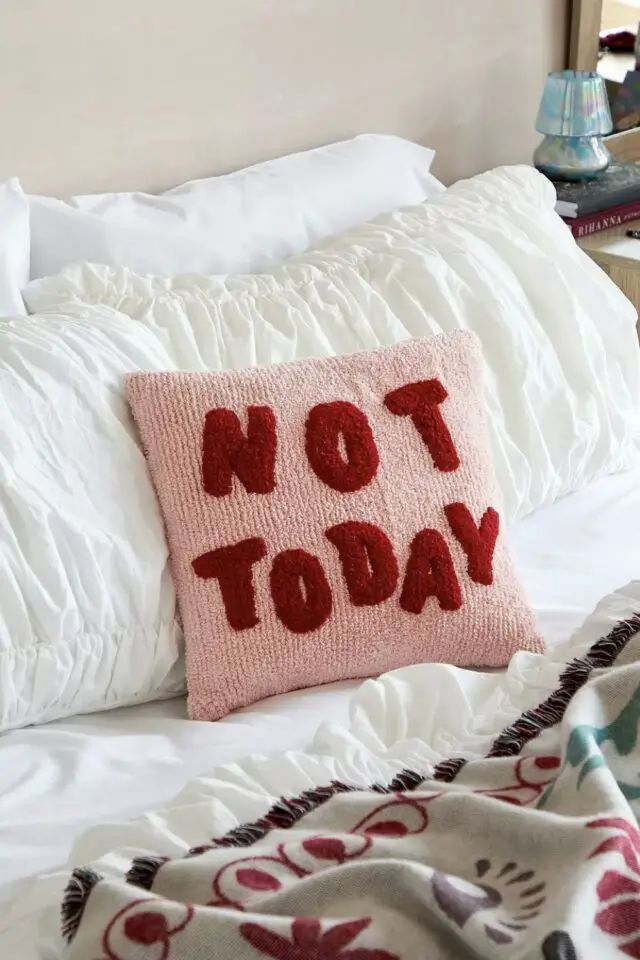 Coussin touffeté Not Today rose et rouge accessoire déco appartement étudiant petit budget 