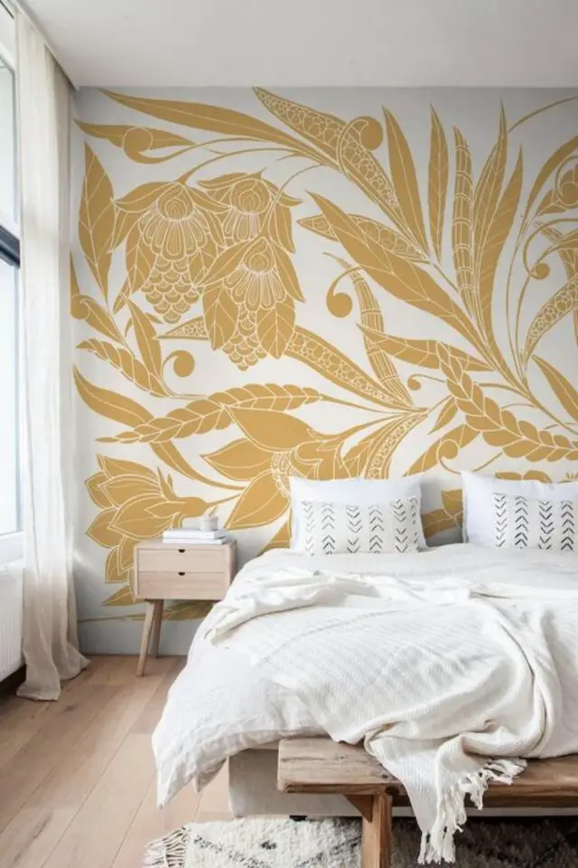 décoration chambre adulte couleur jaune exemple mur accent papier peint XXL feuillage élégant meuble en bois linge de lit blanc espace lumineux 