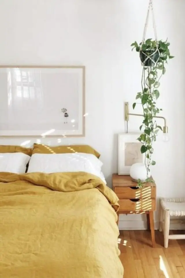 décoration chambre adulte couleur jaune exemple linge de lit en coton froissé ocre espace sommeil moderne 