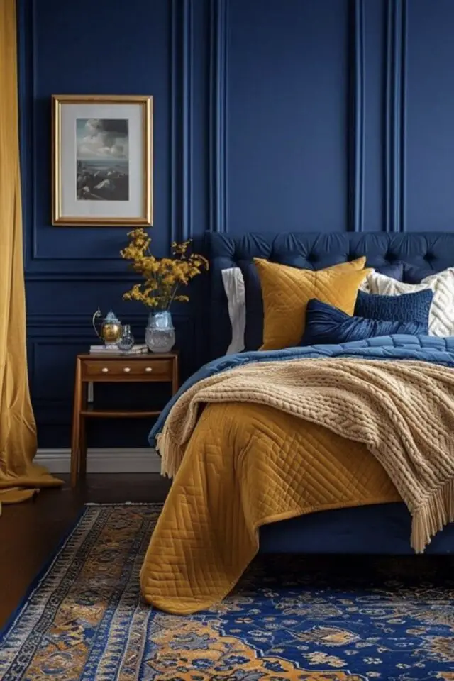 décoration chambre adulte couleur jaune exemple associé avec du bleu nuit ocre ambiance chic moulures murale tapis esprit cosy plaid 