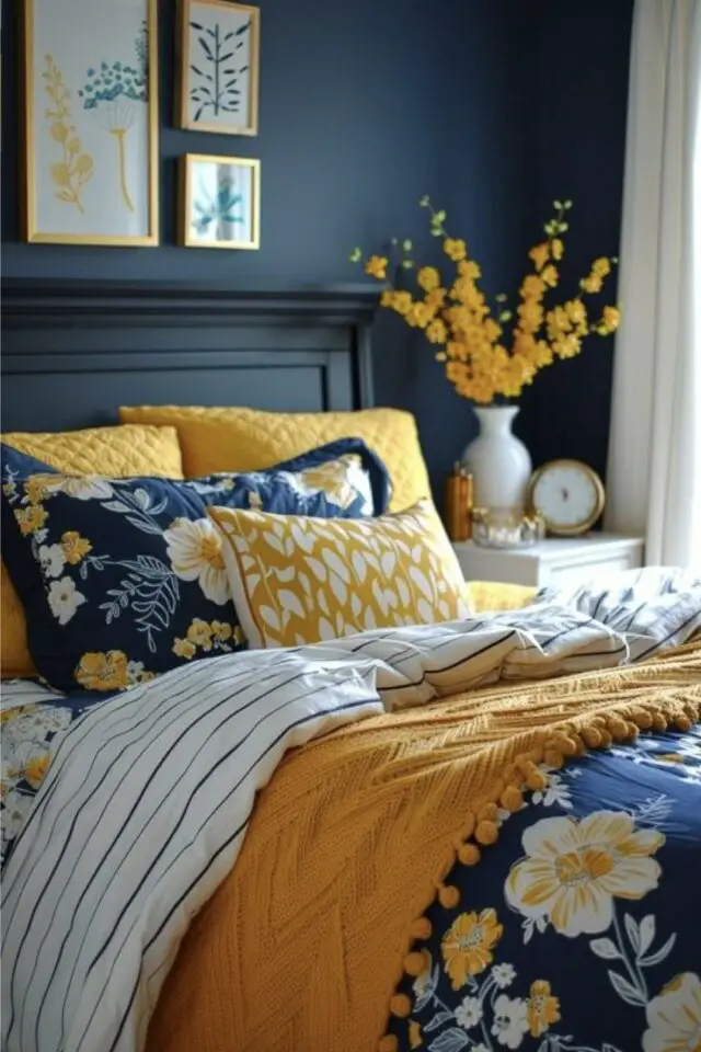 décoration chambre adulte couleur jaune exemple mur bleu nuit linge de lit motif floral coussin contraste chaud froid 