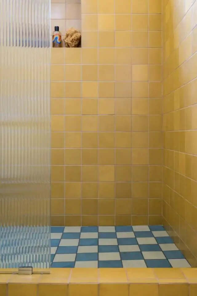 decoration salle de bain couleur jaune carrelage douche mur zeolite sol bleu et blanc espace chaleureux 