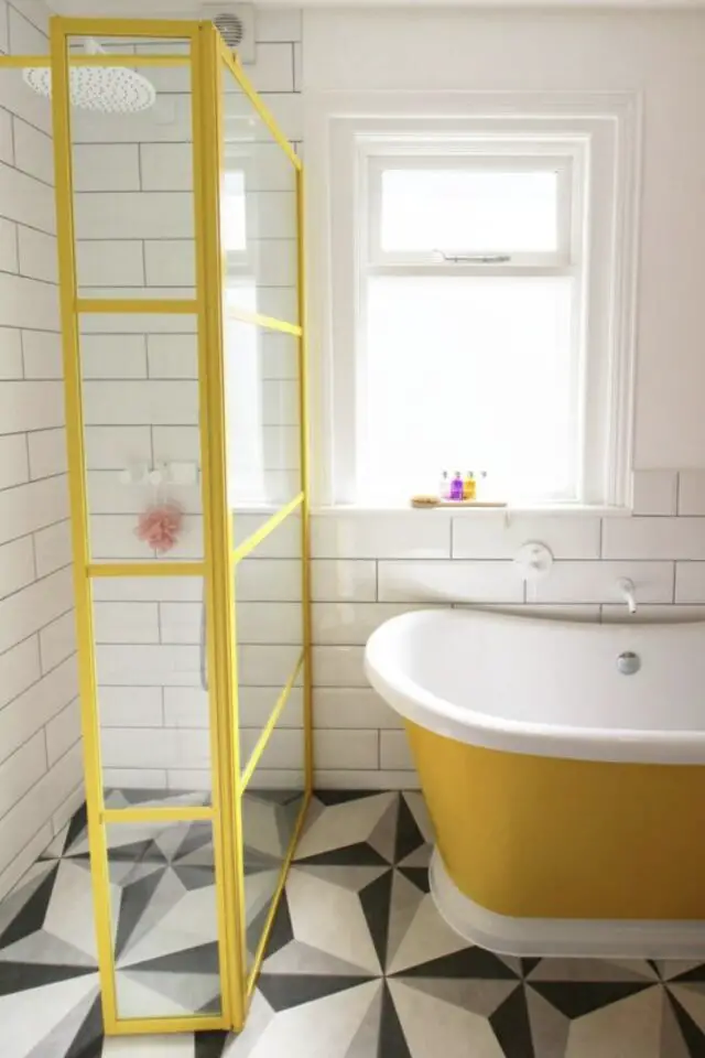 decoration salle de bain couleur jaune baignoire îlot  parois de douche revêtement de sol graphique  