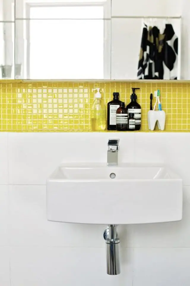 decoration salle de bain couleur jaune petite crédence en mosaïque colorée meuble et mur blanc 