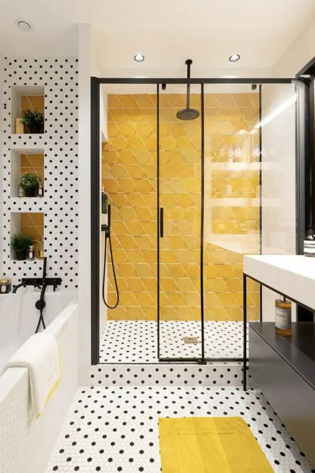 decoration salle de bain couleur jaune mur accent mise en valeur de la douche sol noir et blanc 