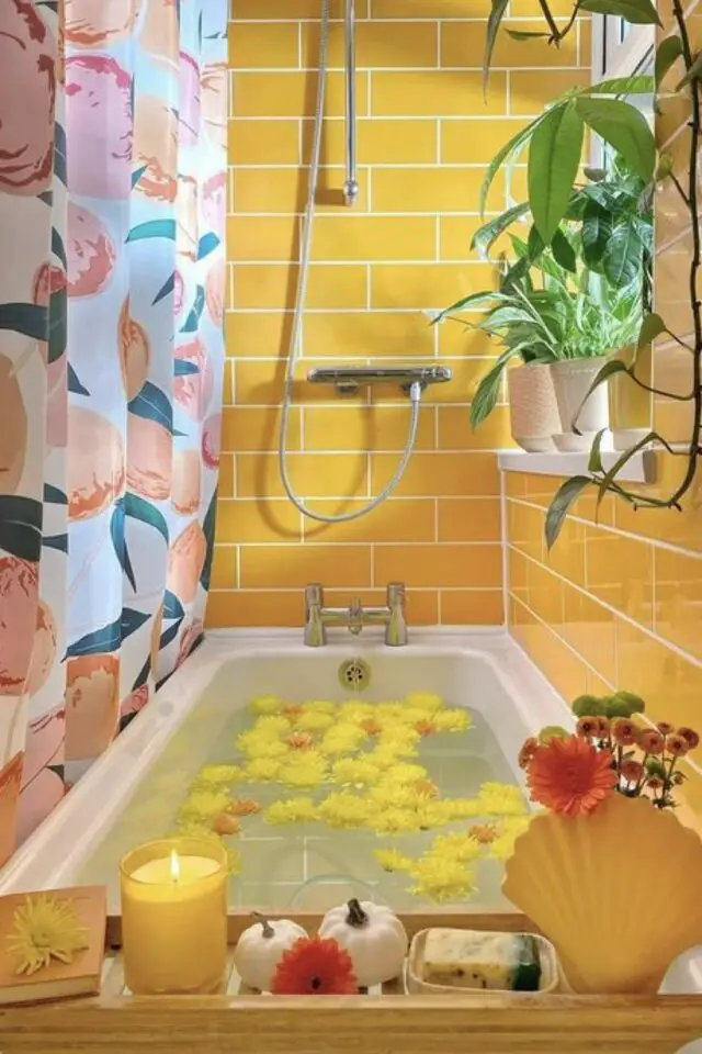 decoration salle de bain couleur jaune carrelage vitaminé rideau de douche baignoire accessoire décoratifs 