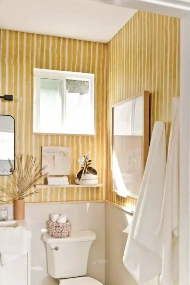 decoration salle de bain couleur jaune papier peint à rayure toilette salle de douche 