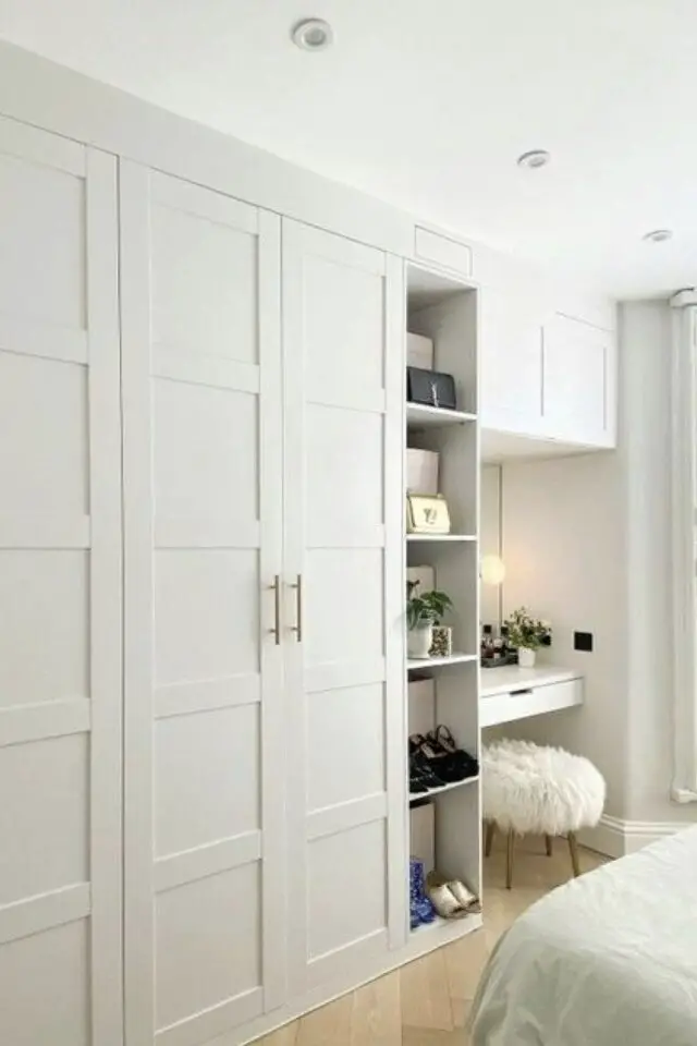 dressing sur mesure exemple fermé portes en bois moderne peinture écru petite colonne étagère ouverte et coiffeuse agencement en linaire en face du lit 