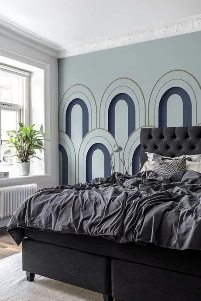 exemple deco chambre adulte bleu décor mural original mur accent arche chic lit noir 