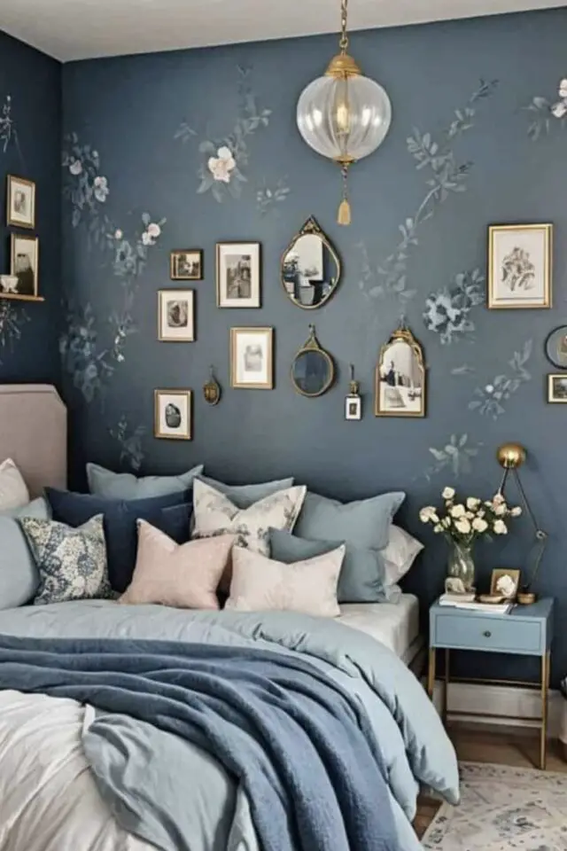 exemple deco chambre adulte bleu douceur cosy coussin parure de lit déco murale poétique