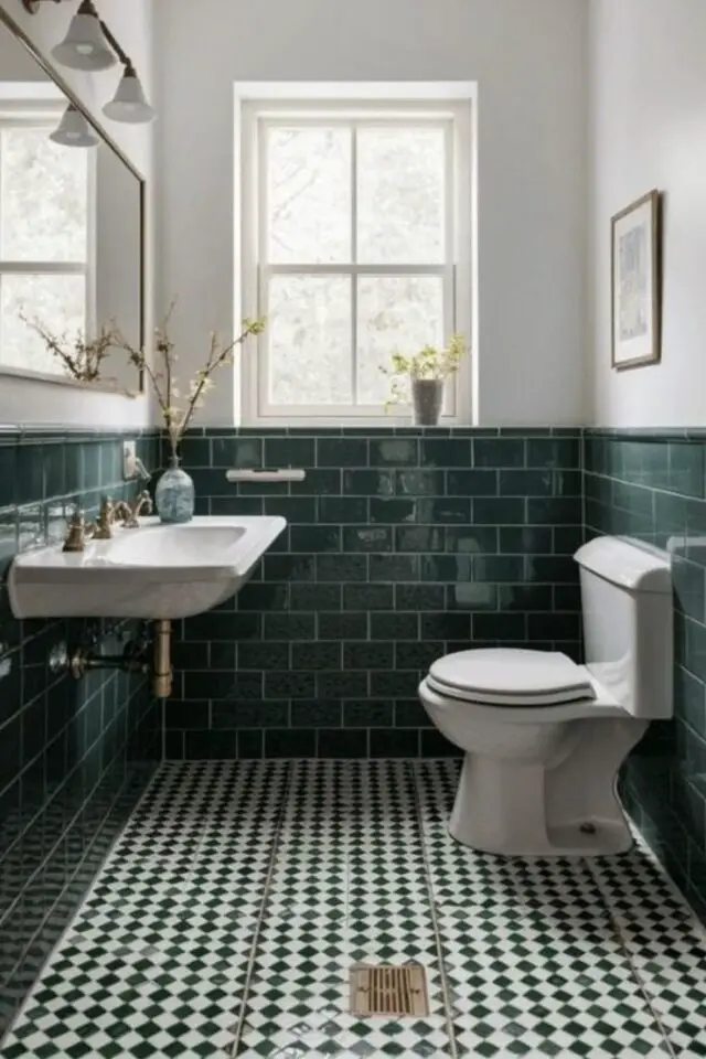 exemple déco salle de bain verte carrelage soubassement sombre sol mosaïque chic vert et blanc 