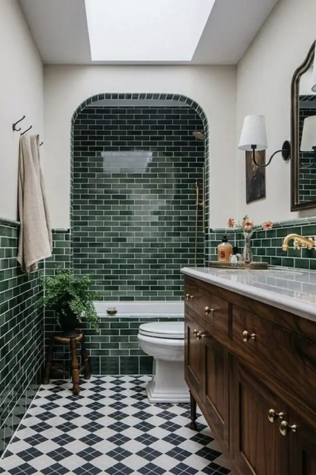 exemple déco salle de bain verte et blanche carrelage métro de couleur meuble vasque en bois élégant alcôve arrondie baignoire