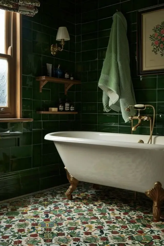 exemple déco salle de bain verte classique chic couleur sourde baignoire ancienne sur pied carreaux de ciment au sol 