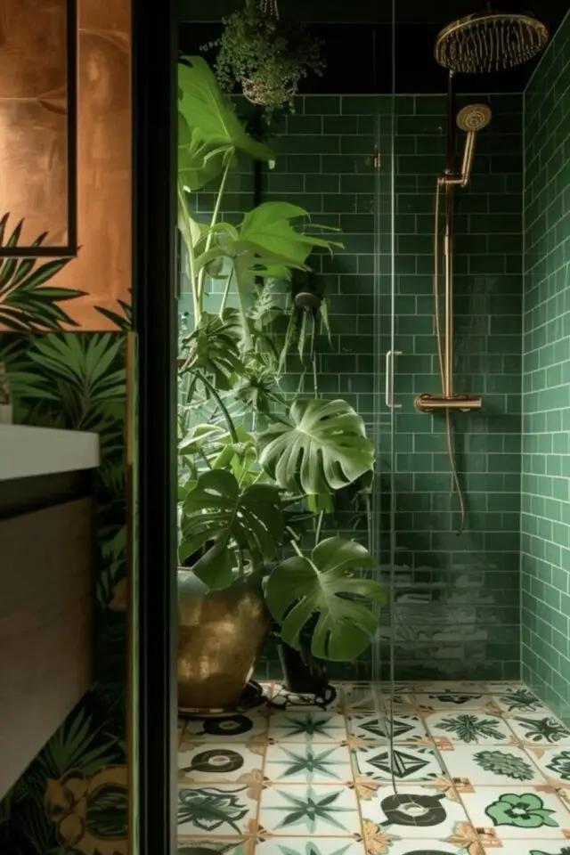 exemple déco salle de bain verte douche carrelage de couleur carreaux de ciment au sol plante verte tropicale Monstera 