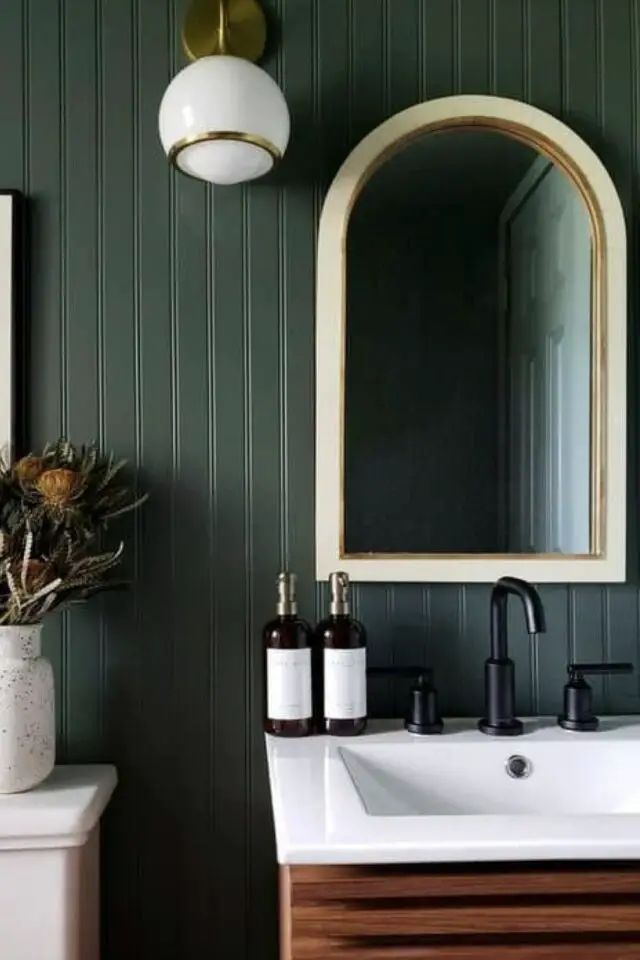 exemple déco salle de bain verte carelage kaki miroir arrondi beige élégance chic meuble vasque en bois