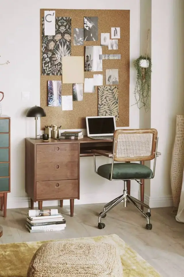 Chaise de bureau réglable à roulettes en velours vert et cannage en rotin